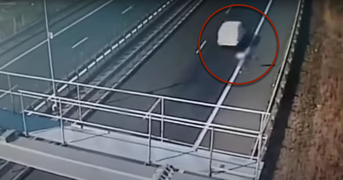VIDEO. Incident șocant pe o autostradă din țară. Un bărbat s-a aruncat dintr-o dubă care circulă cu 100 km/h