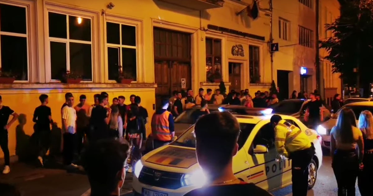 VIDEO. Bătaie între 100 de liceeni, în fața unei primării. Totul a început de la banii pentru balul bobocilor