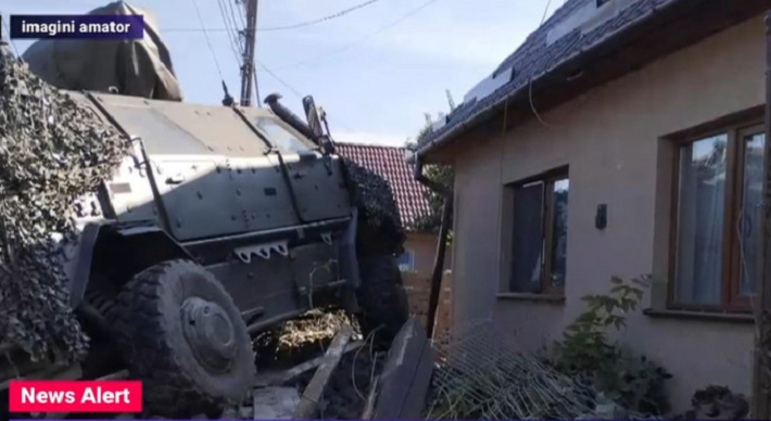 FOTO. Accident cu un blindat NATO. A spulberat gardul unei case. Se întâmplă în România