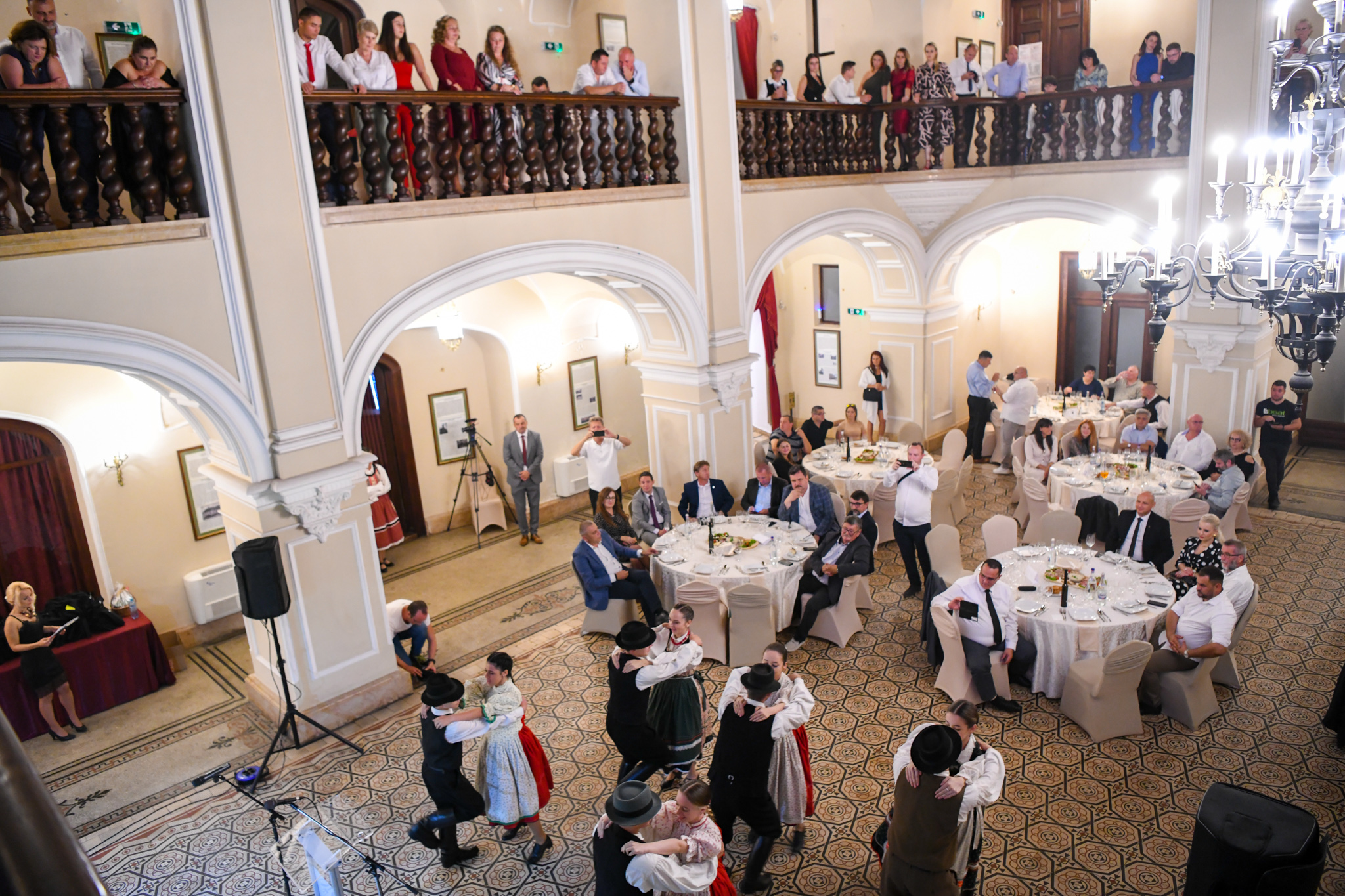 FOTO. Sute de pălincari s-au întrecut la Castelul din Carei. Un brand al județului Satu Mare