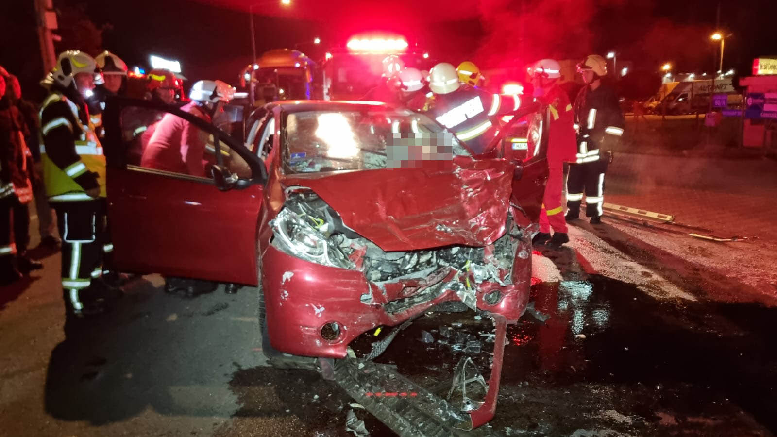 FOTO. Accident mortal în municipiul Satu Mare. Impact între o mașină și un camion