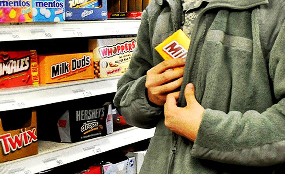 Tânăr de 18 ani prins din nou la furat. "Plimbarea" prin hypermarketul din Satu Mare s-a terminat după gratii