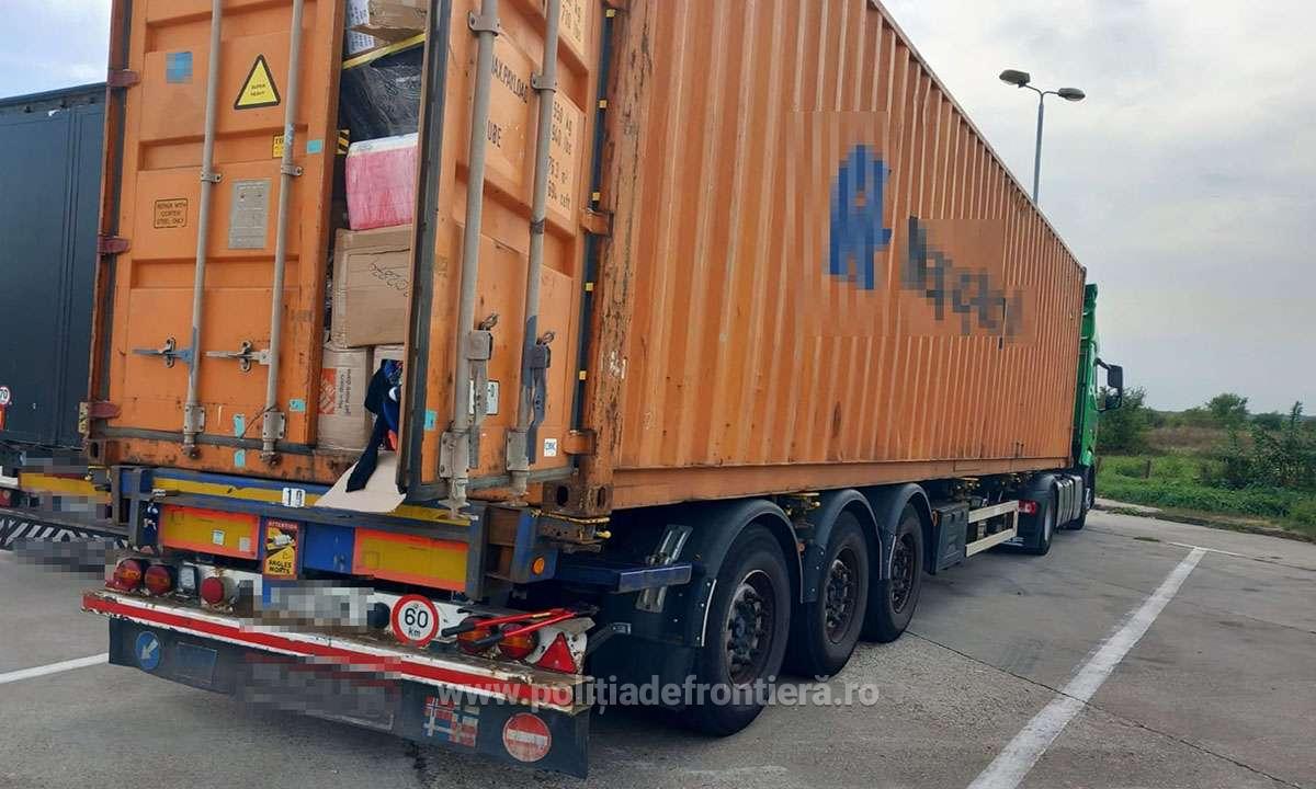 FOTO. ”Nu, mulțumim!” TIR plin cu ”bunuri”, interzis să intre în România prin Vama Petea