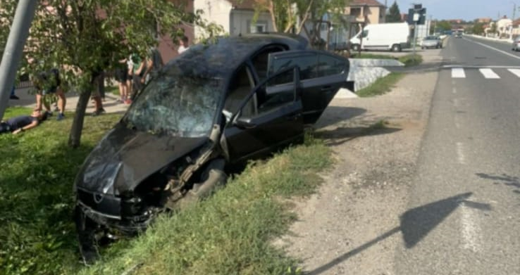Accident pe DN19. ”Șoferul”, fără permis, cu mașina în șanț, a fugit! Victima a mers la Urgență
