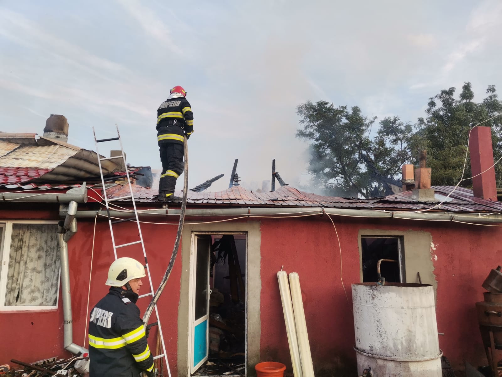 FOTO. Incendiu la o casă din județul Satu Mare. Acoperișul, cuprins de flăcări. O altă casă și anexele, salvate de pompieri