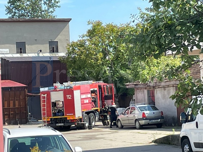 FOTO. Incendiu la o fabrică din municipiul Satu Mare. Intervin mai multe echipaje de pompieri