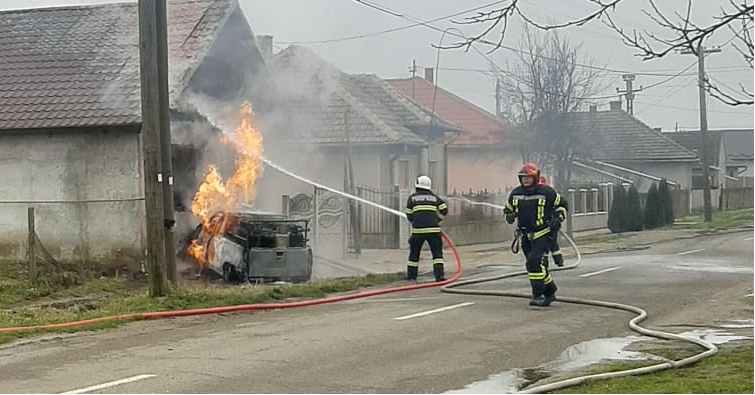 FOTO/VIDEO. Prejudicii foarte mari după ce o mașină plină cu butelii a intrat într-o casă, în județul Satu Mare