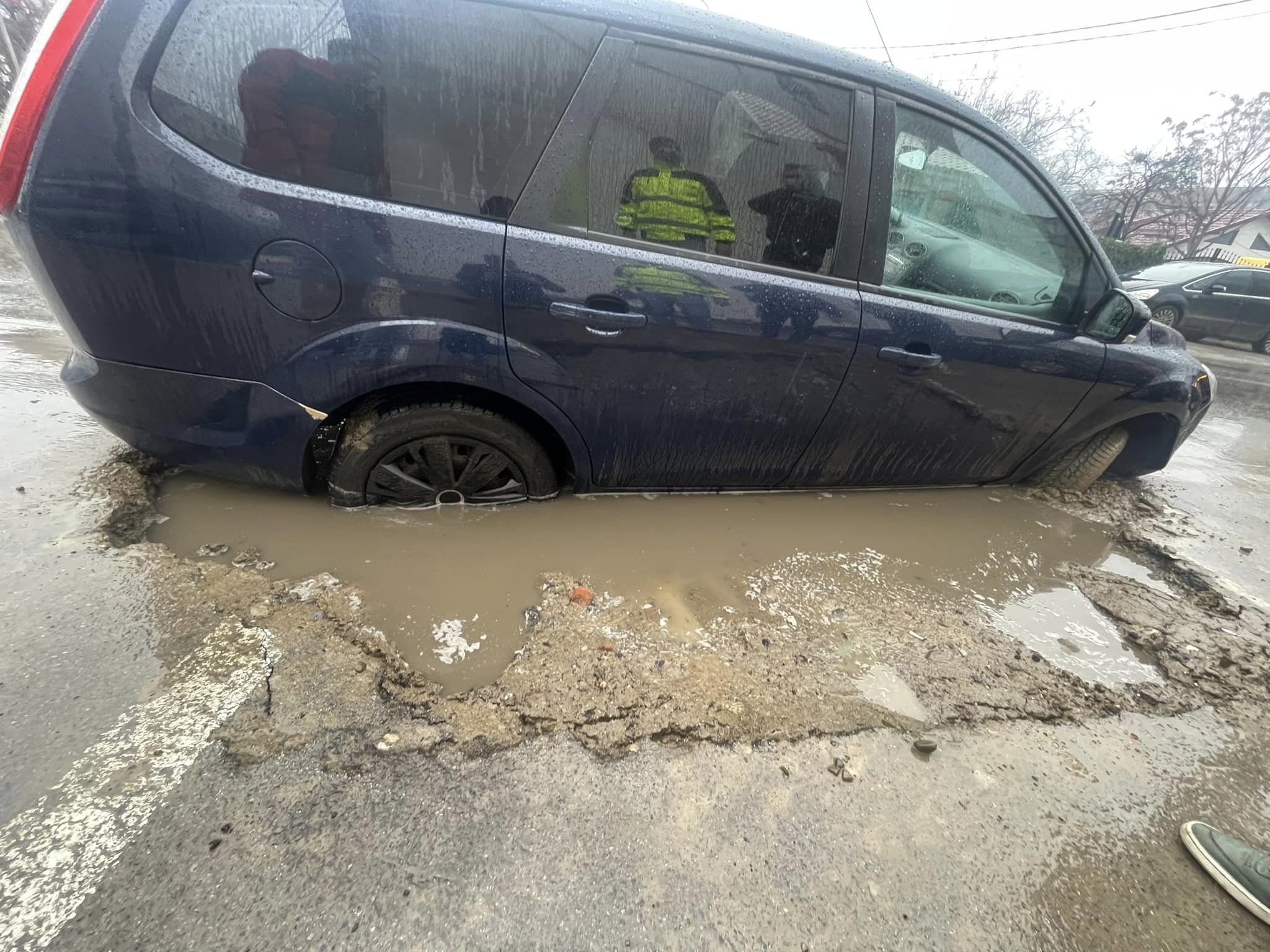 Stan și Bran. Au furat o mașină din Sătmărel și au abandonat-o. S-au împotmolit în noroi