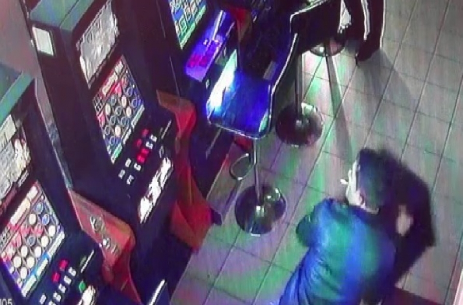 Supărați că au pierdut la păcănele, un tată și fiul său l-au bătut pe barman