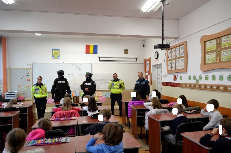 Alertă la o școală din județul Satu Mare. Un elev a amenințat cu cuțitul profesorii și alți elevi