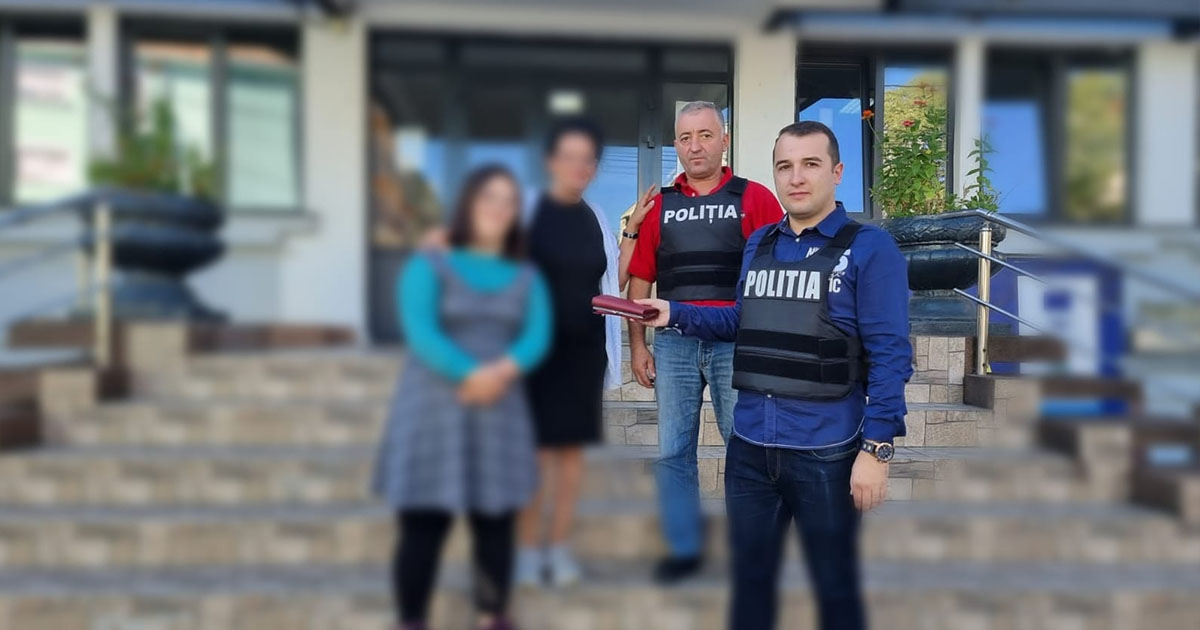 FOTO. Doi elevi au găsit un portofel cu bani/acte și l-au predat Poliției Satu Mare