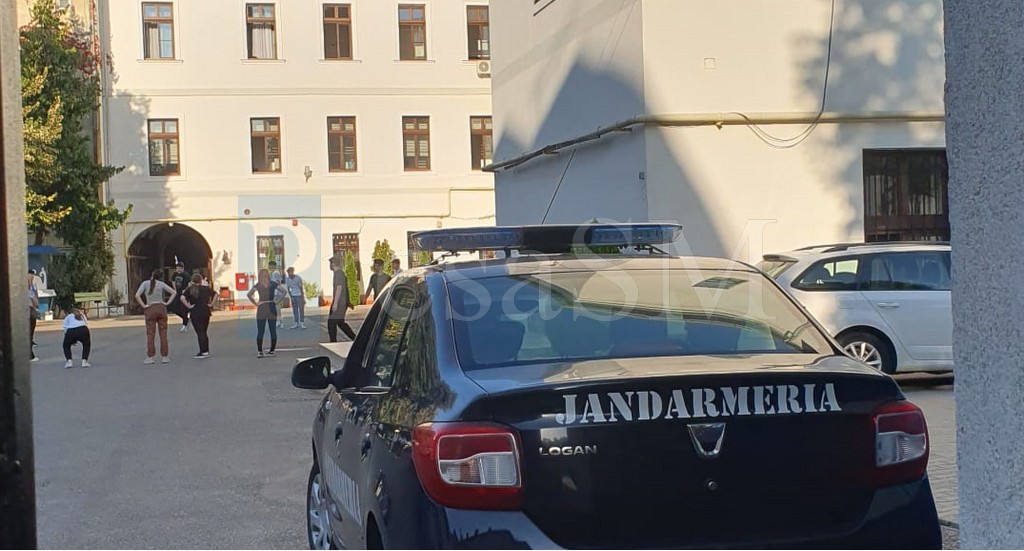 FOTO. Școlile din Satu Mare au fost militarizate. Elevii, păziți de Jandarmerie și Poliție