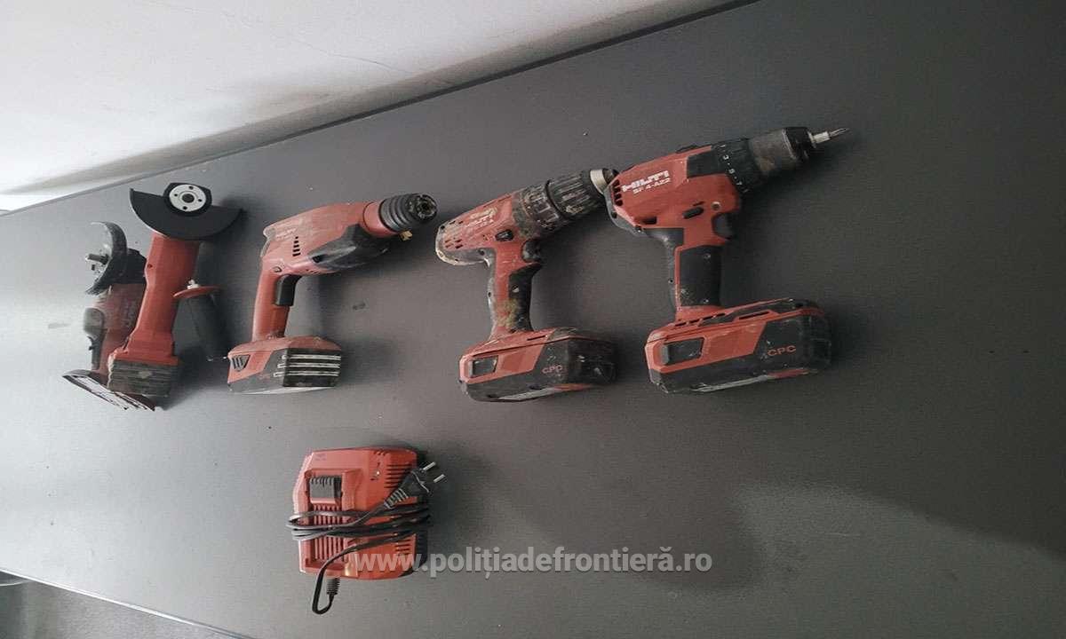 VAMA PETEA. Trei români s-au întors de la muncă din Franța cu tot cu sculele...furate de la patron