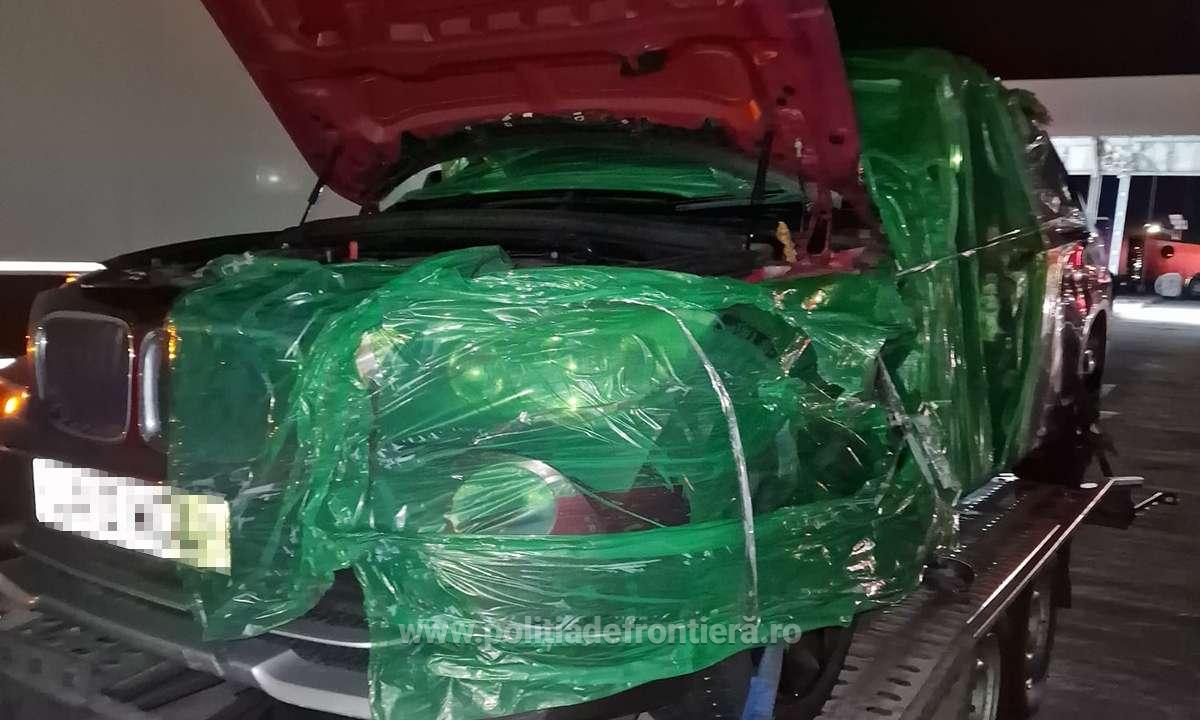 FOTO. S-a prezentat cu mașina furată pe trailer, în Vama Petea. Ce scuze a găsit șoferul