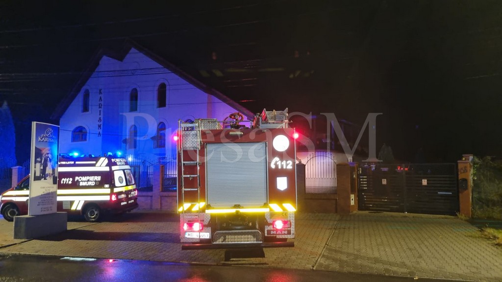 FOTO/VIDEO. Incendiu la o sală de evenimente din municipiul Satu Mare. Intervin pompierii