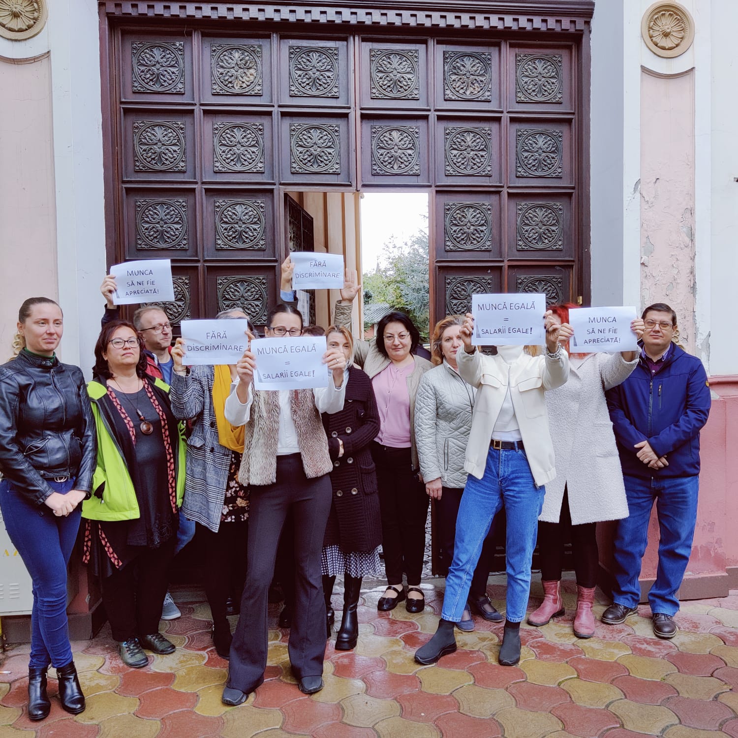 FOTO. Protest la Casa de Pensii Satu Mare: ”Unii câștigă mai mult decât noi, pentru aceeași muncă”