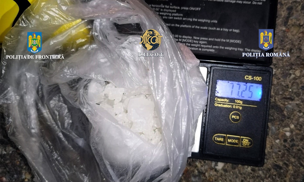 FOTO. Traficant, comis voiajor, vindea droguri prin județul Satu Mare. Cu cântarul după el