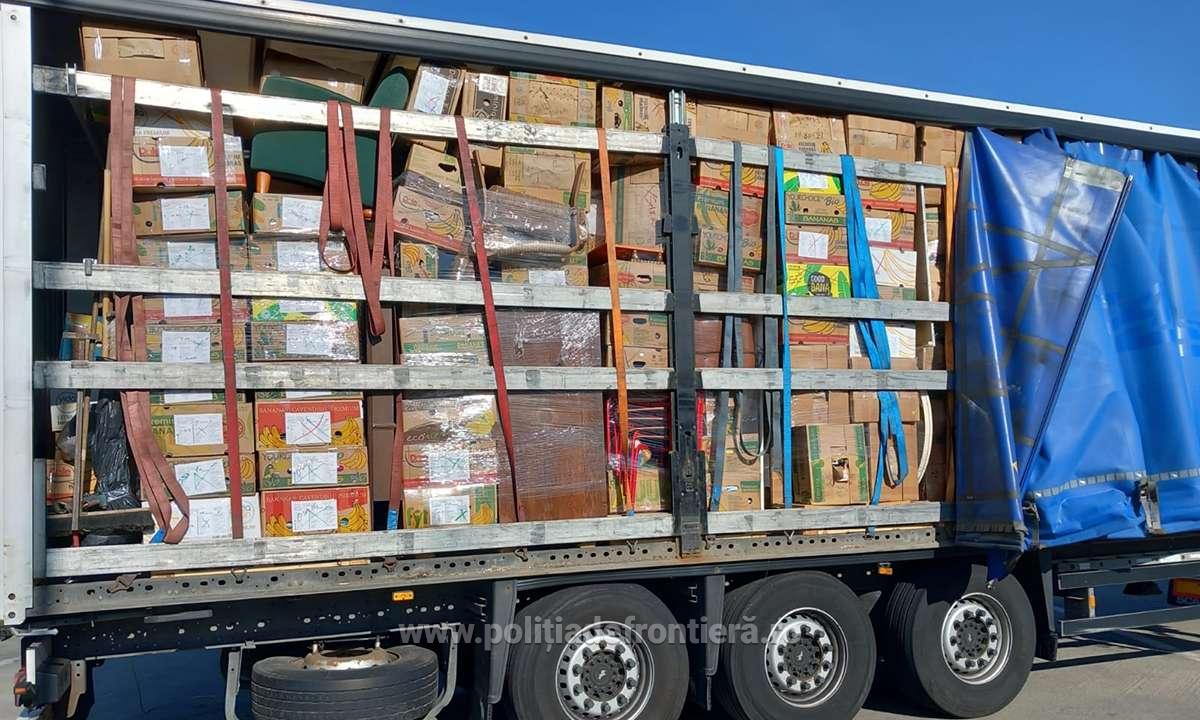 FOTO. TIR cu tone de produse second-hand din Danemarca, trimis înapoi de frontieriștii sătmăreni