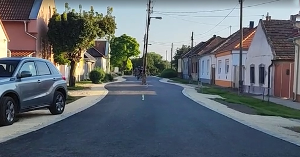 VIDEO. Se întâmplă și în vecini. Asfaltare în Ungaria, cu stâlpii lăsați în mijlocul drumului