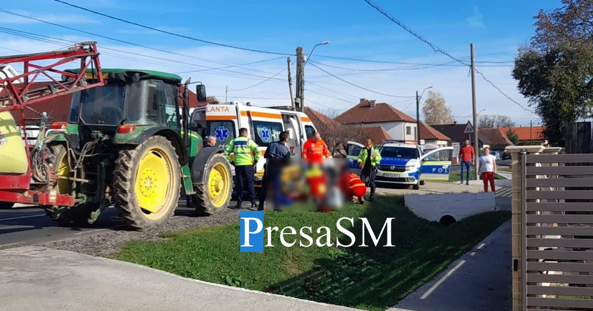 Un pensionar a intrat cu mașina într-un utilaj agricol, în orașul Ardud