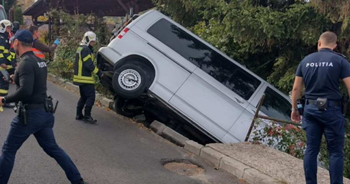 FOTO. Moarte cumplită într-un județ din țară. Femeie omorâtă de duba lăsată fără frâna de mână trasă