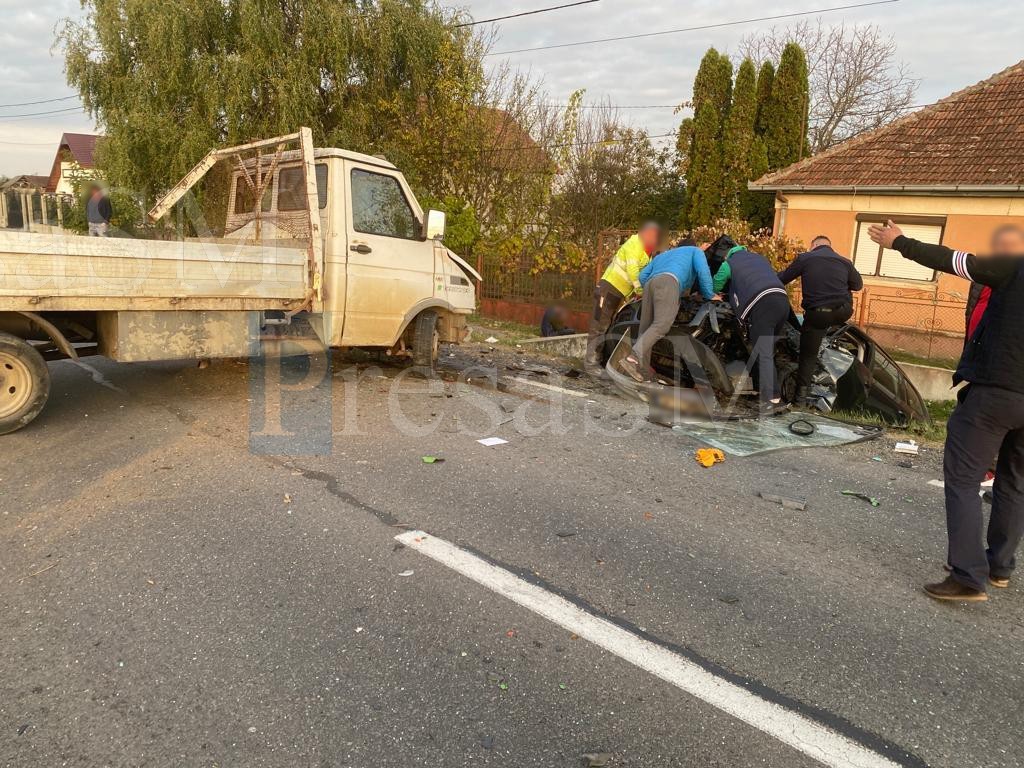 FOTO. Accident în lanț în județul Satu Mare. Trei mașini implicate, persoană încarcerată