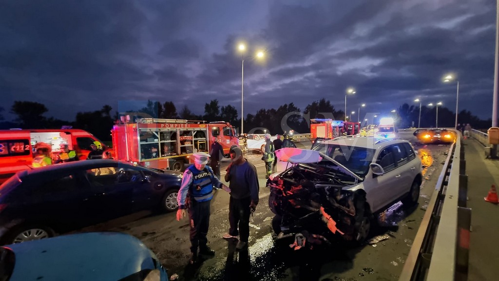 FOTO/VIDEO. Accident deosebit de grav pe Podul Decebal. Multiple victime, inclusiv persoane încarcerate