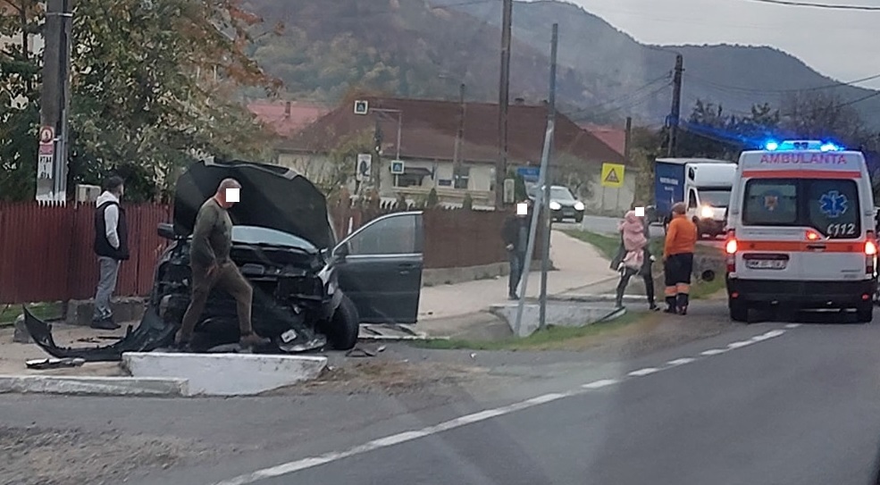 FOTO. Mașină făcută praf pe DN 1C. Șoferița își ducea fetița la grădiniță. Dar a ajuns la Urgență