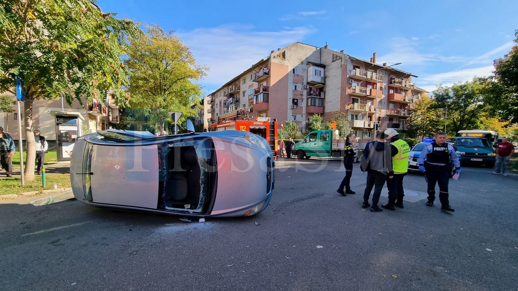 FOTOGALERIE. Accident în municipiul Satu Mare. Persoană încarcerată. Din mașină iese fum