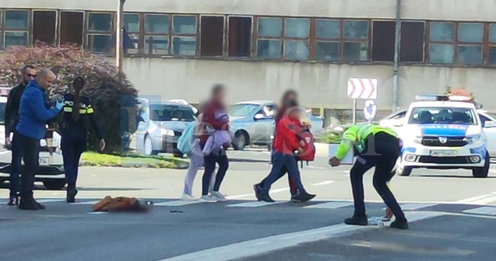 FOTO. Accident grav în municipiul Satu Mare. Femeie lovită de un camion pe ”zebră”