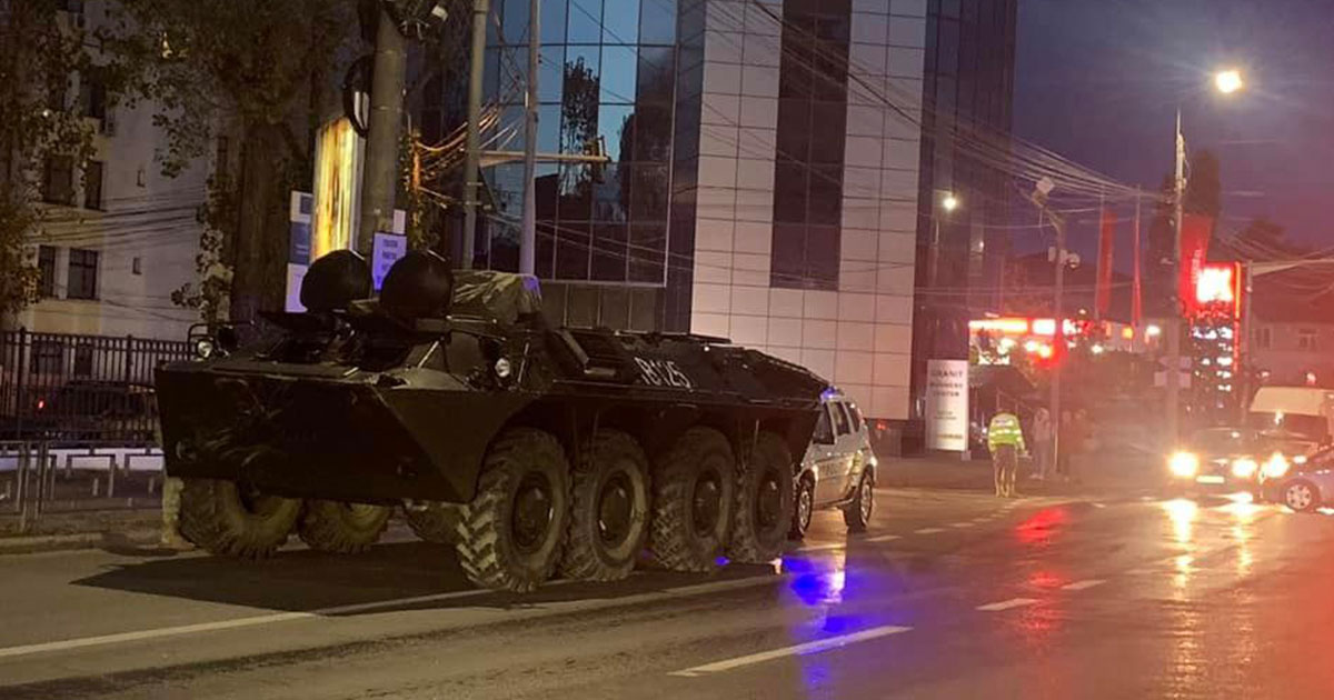 FOTO/VIDEO. Se întâmplă în România. O șoferiță a intrat cu mașina într-un convoi militar. S-a ciocnit de un TAB