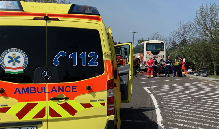 INCIDENT DRAMATIC. Un tânăr s-a aruncat dintr-un microbuz. Se îndrepta spre Satu Mare