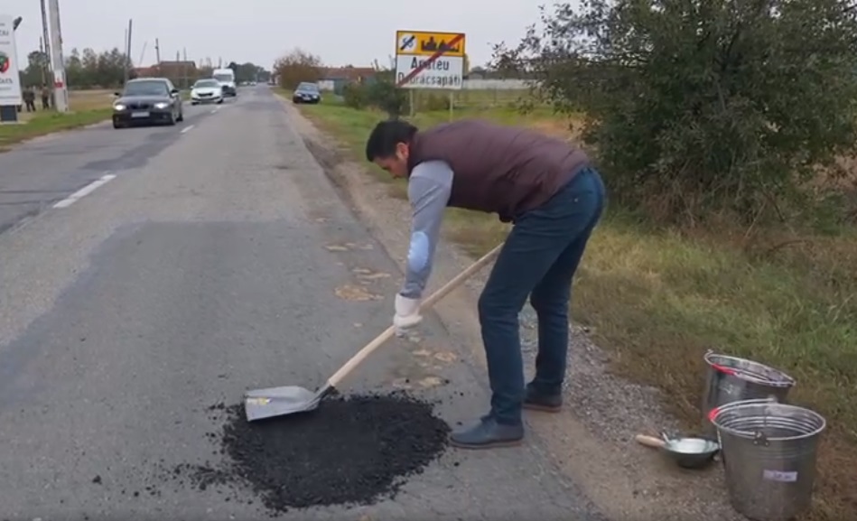 VIDEO. Asta da! Deputatul Adrian Cozma a plombat DJ193! Groapa care a făcut zilnic victime