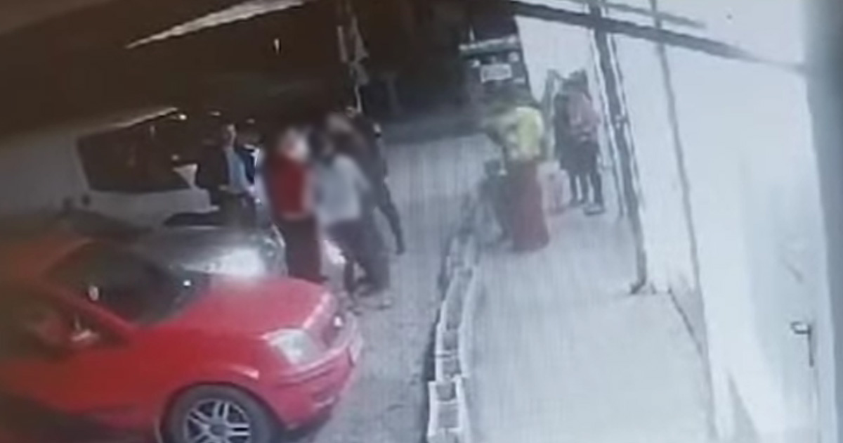 VIDEO. Bătaie sălbatică în județul vecin. Tineri loviți cu parul, pumnii și picioarele