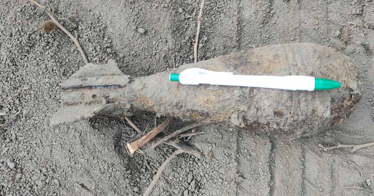 FOTO. Făceau săpături la o fundație, când sătmărenii au dat peste o bombă. Au intervenit pompierii