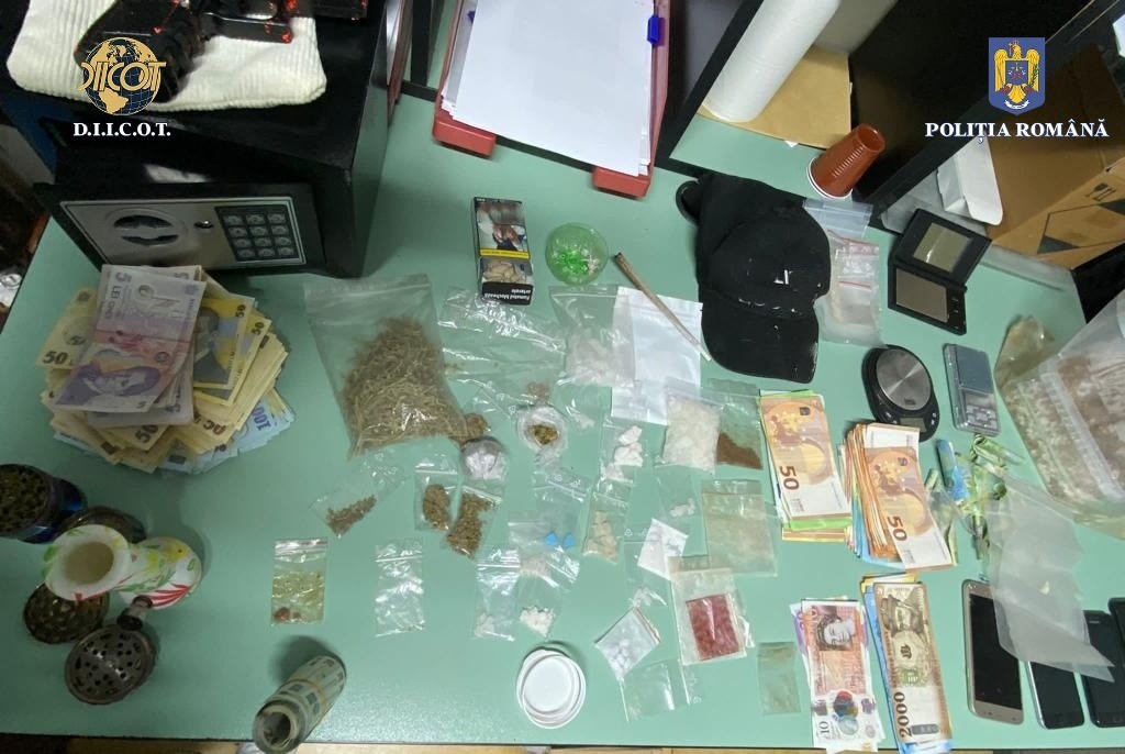 FOTO/VIDEO. Percheziții la Satu Mare. Bărbat prins în flagrant în timp ce vindea droguri. A ajuns după gratii