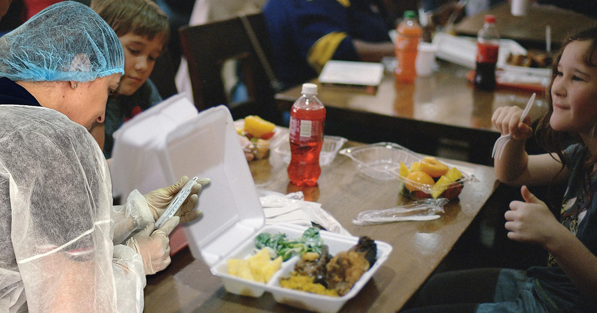 DSVSA Satu Mare, cu ochii pe alimentele din școli. Într-un județ din țară 100 de copii au ajuns la spital după ce au mâncat paste cu sos