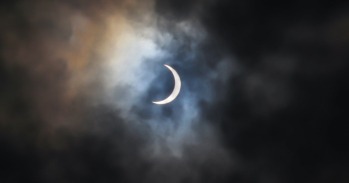 VIDEO SIMULARE. Cum va arăta eclipsa parțială de Soare vizibilă de la Satu Mare în acest weekend. Tot ce trebuie să știți