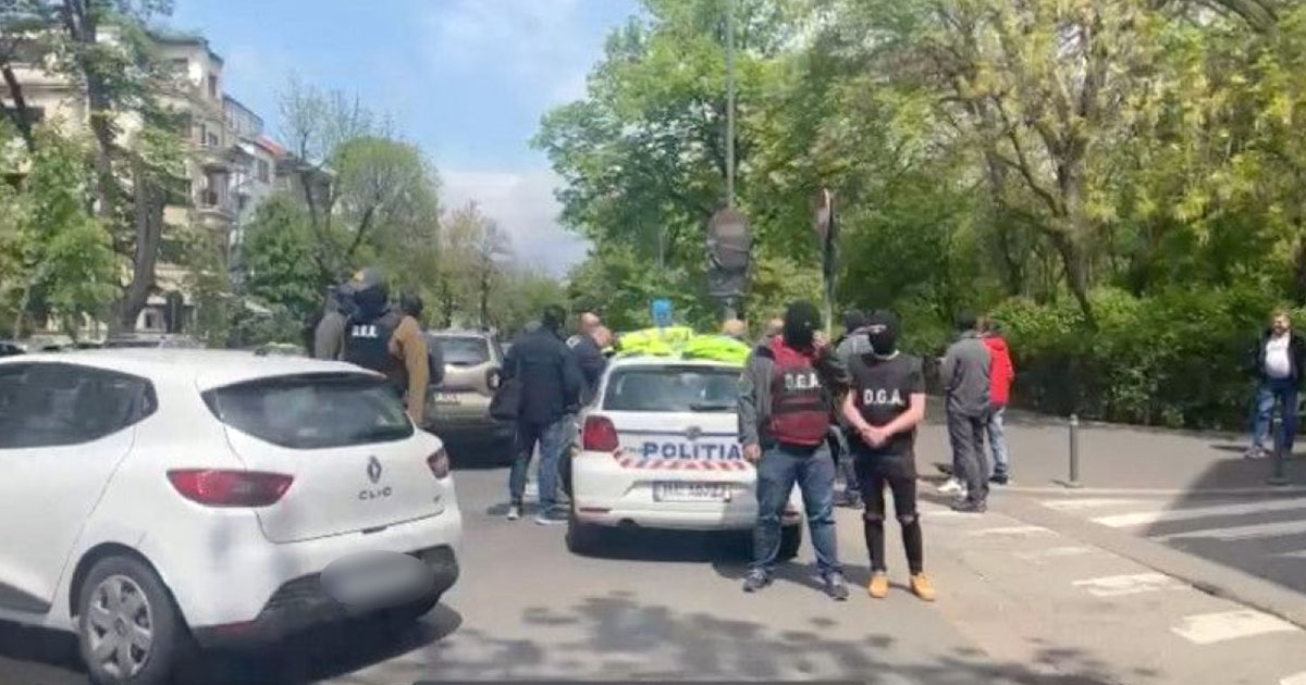 FLAGRANT. Un sătmărean le-a oferit mită polițiștilor rutieri. Filmat cu bodycam-ul