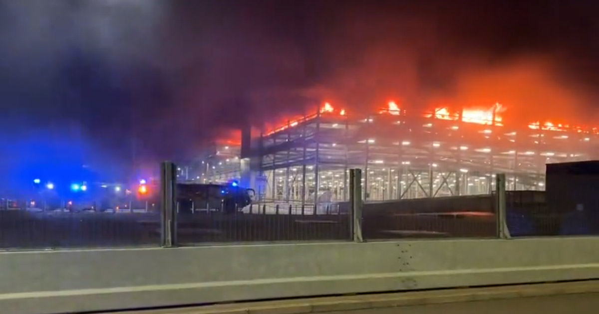VIDEO. Toate zborurile de pe Aeroportul Luton din Londra au fost suspendate din cauza unui incendiu puternic