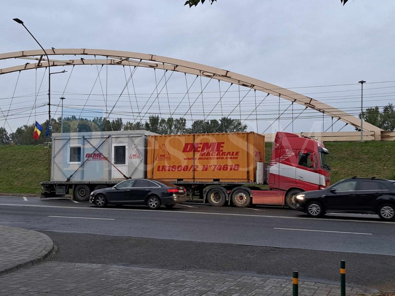 FOTO. Au început să sosească elementele macaralei gigant care va muta podul pietonal în Satu Mare