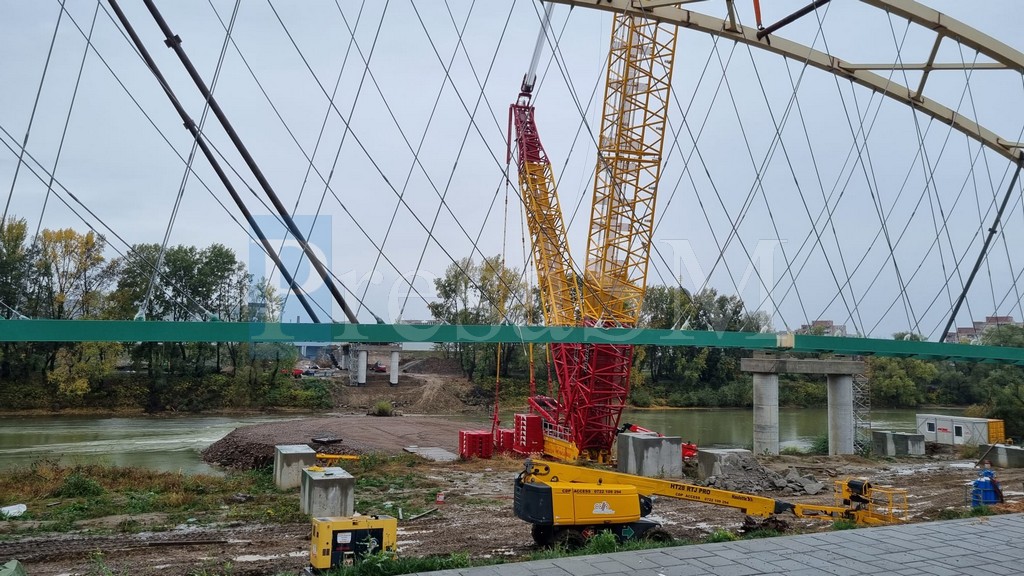 FOTO/VIDEO. "Spectacol ingineresc" la Satu Mare. S-a început mutarea pasarelei pietonale peste Someș
