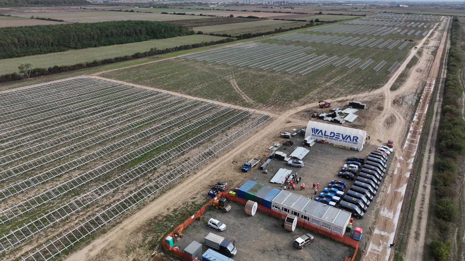 FOTOGALERIE. Se construiește un parc fotovoltaic uriaș în Satu Mare. Al doilea ca mărime din România!