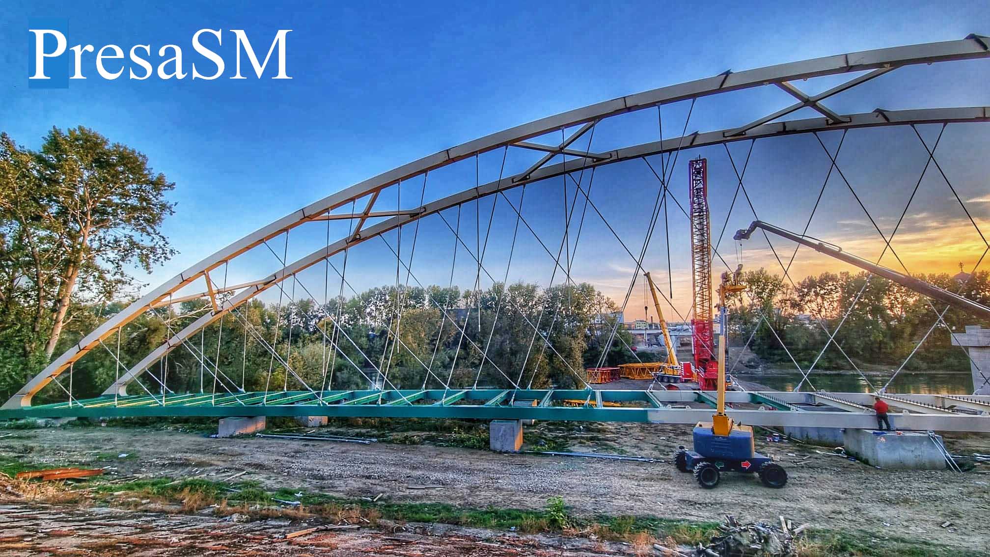 FOTO/VIDEO. Se vopsește pasarela pietonală. Macaraua imensă, în curs de asamblare