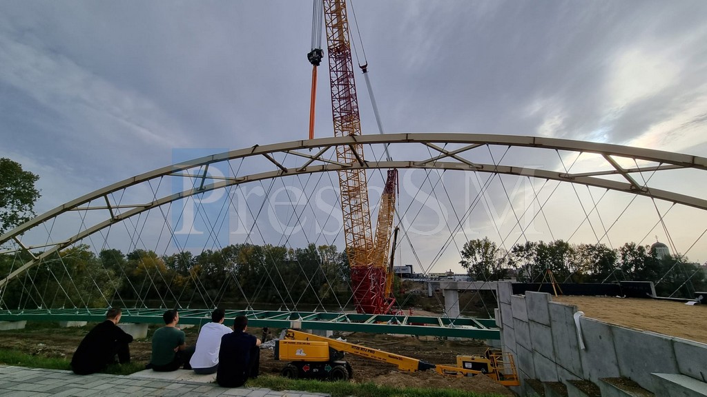 Se amână mutarea pasarelei pietonale peste Someș. Ce probleme au apărut