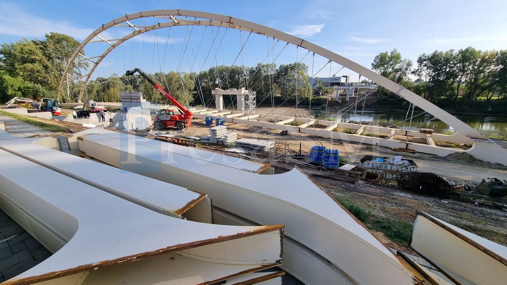 FOTO. Pasarela, vopsită într-o culoare specială. O macara gigant ajunge marți la Satu Mare