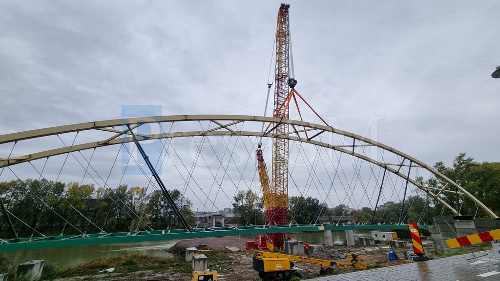 FOTO/VIDEO. Operațiune amânată. Mutarea podului pietonal, păsuită din cauza vântului puternic