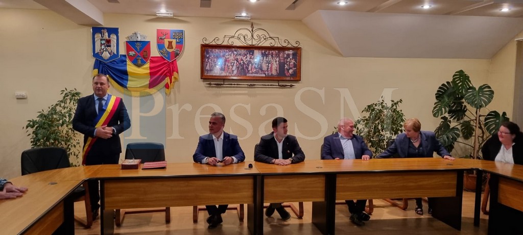 FOTO/VIDEO. Modernizare de amploare în Odoreu. Ministrul Dezvoltării și primarul Dumitru Pop au semnat contractul de finanțare