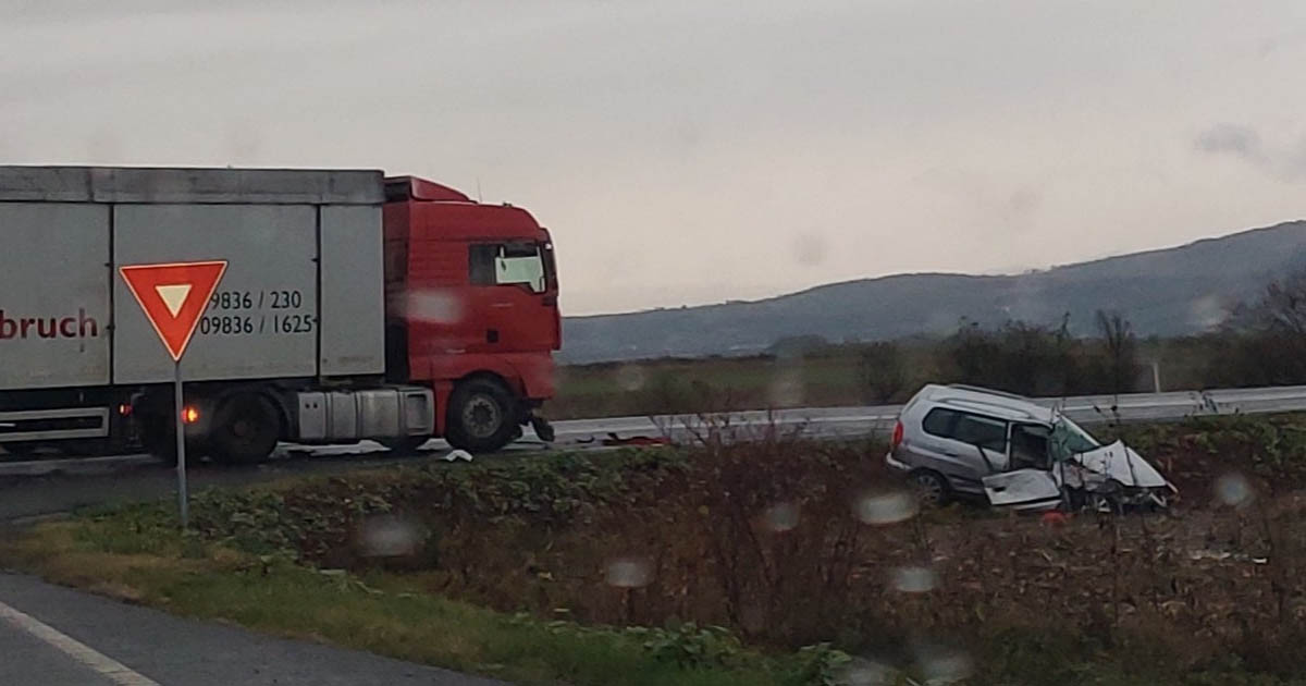 FOTO. Mașină lovită de un TIR în județul Satu Mare. Vehicul în șanț, impact violent