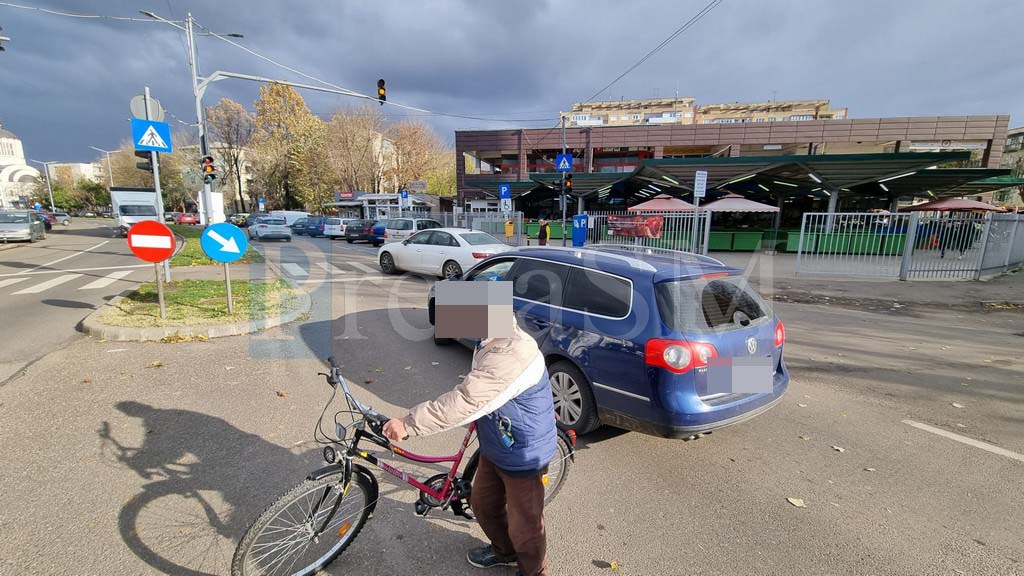 FOTO. Accident la Piața Someș. Un biciclist a intrat în plin într-un automobil